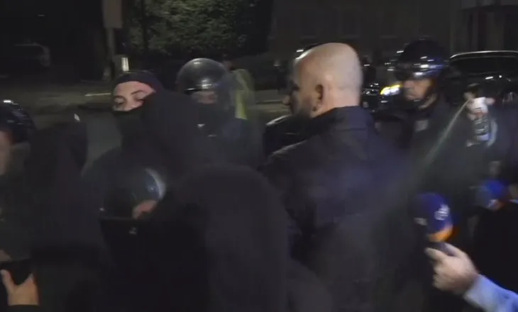 Një grup i vogël protestuesish rikthehen te Kryeministria, ndërhyn policia! Lëndohet edhe një gazetare