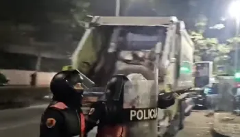 Një grup me protestues drejt Zogut të Zi, policia qëllon me plumba gome në lagje