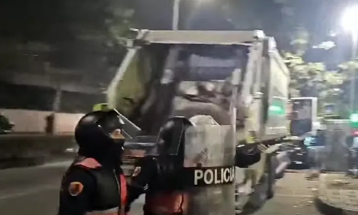 Një grup me protestues drejt Zogut të Zi, policia qëllon me plumba gome në lagje