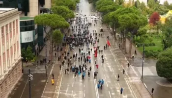 Një grup protestuesish në bulevard, reagon Rama: Ai momenti kur përsërit të njëjtën gjë dhe pret një rezultat të ndryshëm