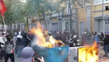 Një grup të rinjsh të maskuar i vënë zjarrin dy koshave të plehrave te Ministria e Arsimit, ndizen edhe flakadanë! Policia në gadishmëri, i paralajmëron (FOTO)