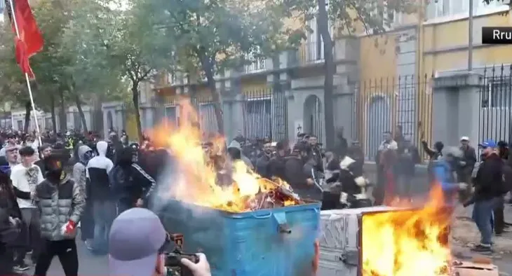 Një grup të rinjsh të maskuar i vënë zjarrin dy koshave të plehrave te Ministria e Arsimit, ndizen edhe flakadanë! Policia në gadishmëri, i paralajmëron (FOTO)