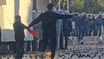 Një i mitur mes trazirave tek Kryeministria, babai i tij përplaset me policët: Do vd*sim këtu