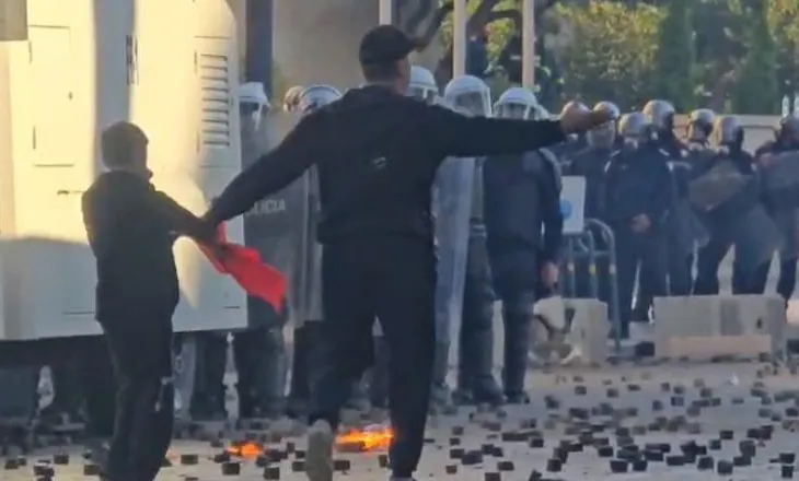 Një i mitur mes trazirave tek Kryeministria, babai i tij përplaset me policët: Do vd*sim këtu