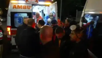 Një person i dëmtuar në selinë e PD-së, mbërrijnë dy ambulanca