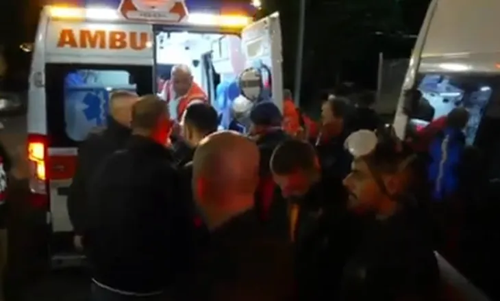 Një person i dëmtuar në selinë e PD-së, mbërrijnë dy ambulanca