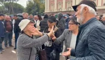 Një protestuese del pro dialogut me Ramën, debaton ashpër me tubuesit e tjerë