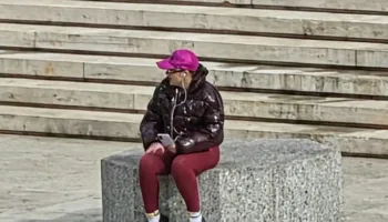 Një qytetare pret Ramën për dialog, apo e vetme në protestë? Balla poston Foton e Ditës