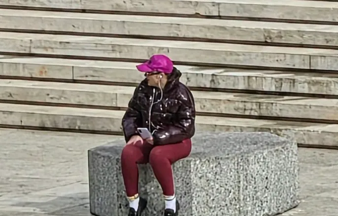 Një qytetare pret Ramën për dialog, apo e vetme në protestë? Balla poston Foton e Ditës