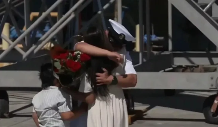 Një vit ‘ekzil’ në Lindjen e Mesme, aeroplanmbajtësja “USS Abraham Lincoln” ankorohet në portin e San Diegos! Lotë, emocione e përqafime (VIDEO)