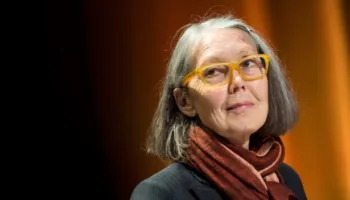 Nji poet – nji poezi: Boshi i ngurtë i humbjes dhe zisë tek “Qyteti i apostujve” nga Anne Carson