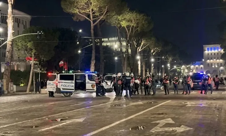 NON GRATA NGA SHBA, TELEVIZIONI IRANIT I DASHURUAR ME DHUNEN NE PROTESTAT E TIRANES