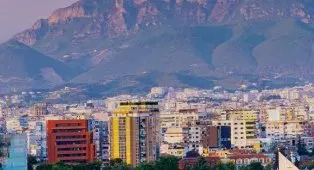 “Notre Temps”: Shqipëria, një destinacion përtej itinerareve tradicionale të Evropës