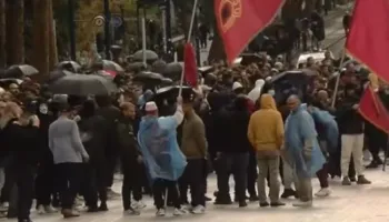 Nuk i ndal as shiu, protestuesit zhvendosen para Kryeministrisë (VIDEO)