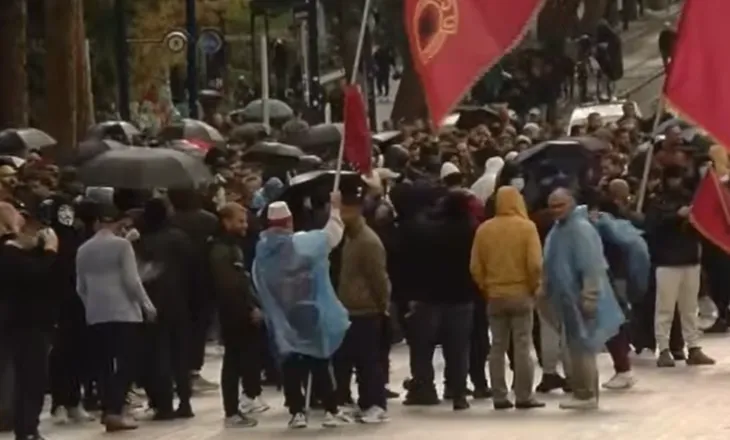 Nuk i ndal as shiu, protestuesit zhvendosen para Kryeministrisë (VIDEO)