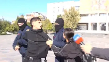 “Nuk jam për protestë për Zotin”/ Policia shoqëron me forcë të riun: Jam 17 vjeç, nuk kam bërë asgjë!