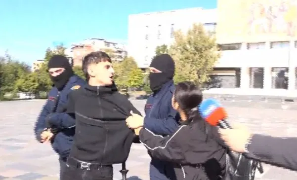 “Nuk jam për protestë për Zotin”/ Policia shoqëron me forcë të riun: Jam 17 vjeç, nuk kam bërë asgjë!