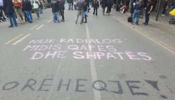 ‘Nuk ka dialog mes qafës dhe shpatës, dorëheqje’/ Studentët mesazh Ramës në asfaltin e Rrugës së Durrësit