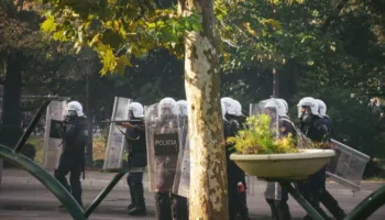 Nuk ka kthim pas’: Përpjekja për të shtypur protestën shton zemërimin në Tiranë
