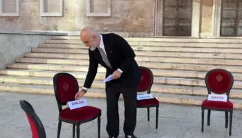 “Nuk mirëpres vetëm ata që bëjnë dhunë”, Rama vendos karrige për dialog para Kryeministrisë (VIDEO)