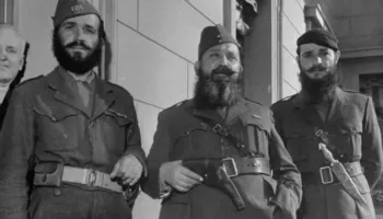 “Nuk mund të kalojë në heshtje”- Portreti i Napoleon Zervës në Derviçian, reagon Fondacioni Çamëria: Provokim i rëndë ndaj shqiptarëve!