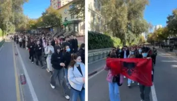 Nuk ndalen/ Studentët e Mjekësisë marshojnë drejt Ministrisë së Arsimit: Kërkojmë revolucion