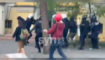 Nuk ndalet barabaria policore/ 12 efektivë dhunojnë protestuesin paqësor në qendër të Tiranës