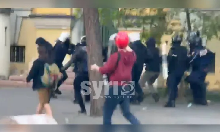 Nuk ndalet barabaria policore/ 12 efektivë dhunojnë protestuesin paqësor në qendër të Tiranës