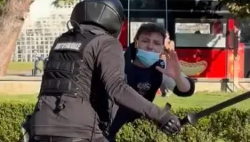 Nuk po bëj gjë” – Efektivi i Operacionales dhunon brutalisht të riun te Parku Rinia (VIDEO