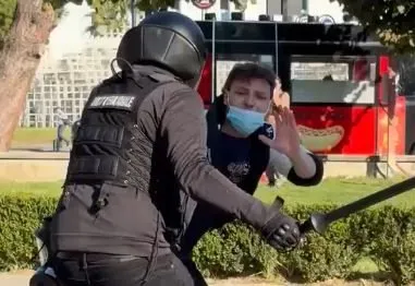 Nuk po bëj gjë” – Efektivi i Operacionales dhunon brutalisht të riun te Parku Rinia (VIDEO