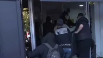 Nuk pyesin për barrierat metalike, protestuesit thyejnë derën e Gjykatës së Apelit dhe mësyjnë brenda godinës