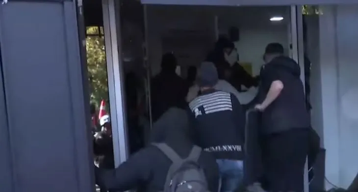 Nuk pyesin për barrierat metalike, protestuesit thyejnë derën e Gjykatës së Apelit dhe mësyjnë brenda godinës