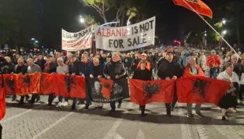“Nuk shitet Shqipëria, në burg qeveria”- Marshimi në ditën e 132-të drejt Kryeministrisë: Rama jep dorëheqje!