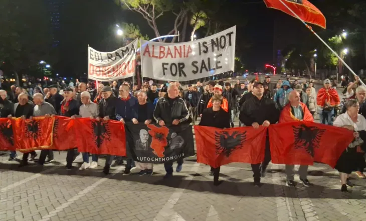 “Nuk shitet Shqipëria, në burg qeveria”- Marshimi në ditën e 132-të drejt Kryeministrisë: Rama jep dorëheqje!