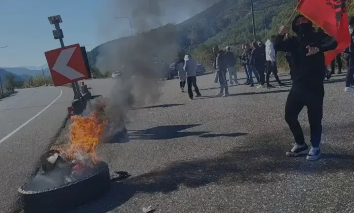 Nxënësit bojkotojnë mësimin në Mirditë, protesta zhvendoset në Rrugën e Kombit në Rubik