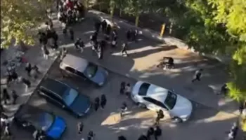 Nxënësit e “Ismail Qemalit” bojkotojnë mësimin, ndezin zjarr para shkollës