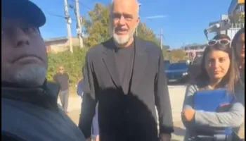 “O hajdut!” Banorët e zonës së ish-Uzinës e presin me protesta Ramën: Në burg do përfundosh