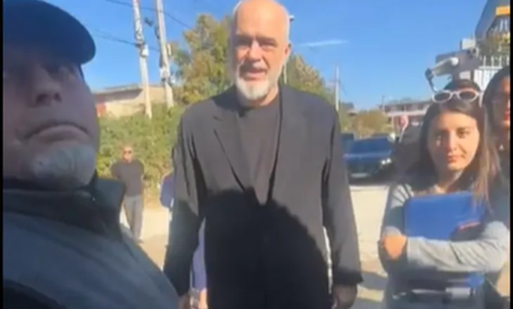 “O hajdut!” Banorët e zonës së ish-Uzinës e presin me protesta Ramën: Në burg do përfundosh