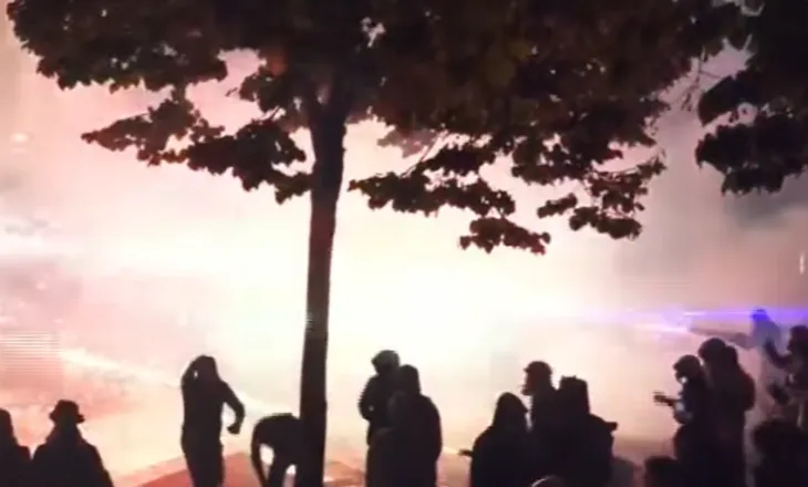 “O plak maskara!”, Balla publikon pamjet e sulmit me fishekzjarrë ndaj selisë së PS-së: Sali, prapë i solle zjarrvënësit!?