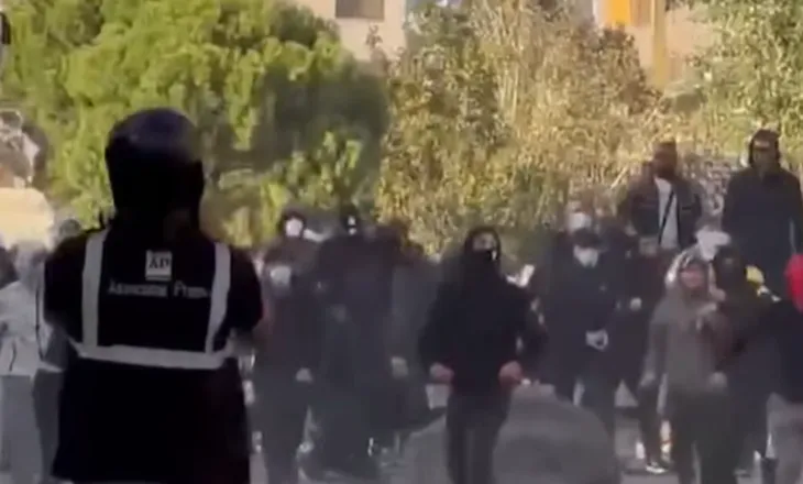 “O Saaaaali nuk gjunjëzohet Shqipëria!’, Balla nxjerr videon nga protesta e dhunshme