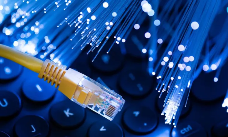 OECD: Shqipëria e fundit në rajon për internetin/ Paguajmë më shtrenjtë se fqinjët, por marrim shërbimin 3 herë më të ngadaltë