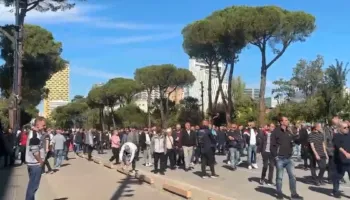 Opozita marshon drejt Ministrisë së Arsimit, në mbështetje të studentëve dhe kërkesave të tyre