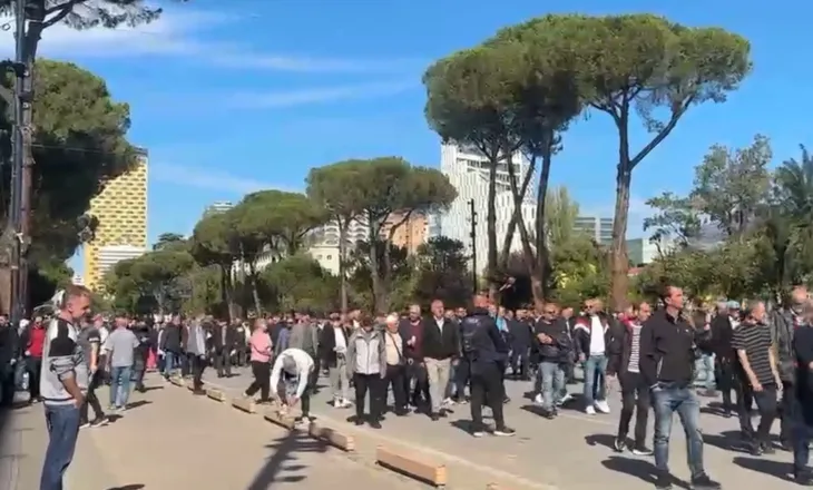 Opozita marshon drejt Ministrisë së Arsimit, në mbështetje të studentëve dhe kërkesave të tyre