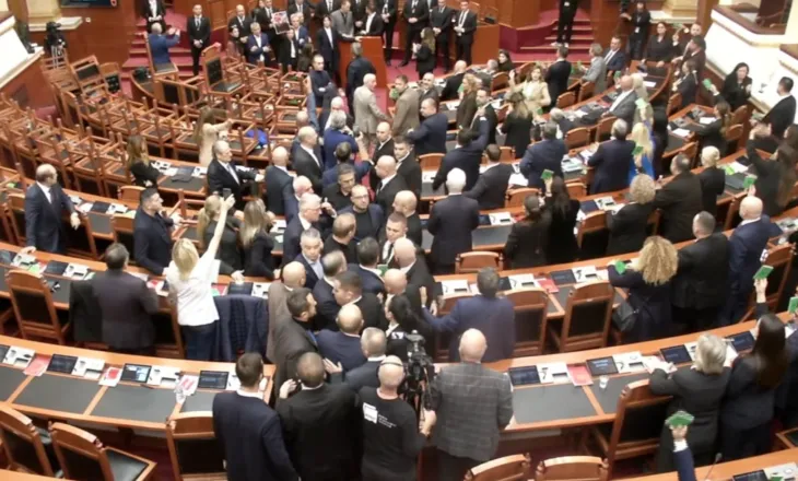 “Opozita nuk do tërhiqet përballë presionit”- PS kërkoi përjashtim të 20 deputetëve të PD nga Kuvendi, reagon Bardhi: Akt i rëndë agresioni politik!