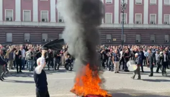 Opozita zbret në sheshin e studentëve para Kryeministrisë, deputetët e PD-së në krye