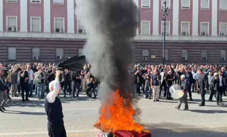 Opozita zbret në sheshin e studentëve para Kryeministrisë, deputetët e PD-së në krye