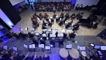 Orkestra e Korçës emocionon publikun e Prishtinës me muzikë shqiptare dhe botërore