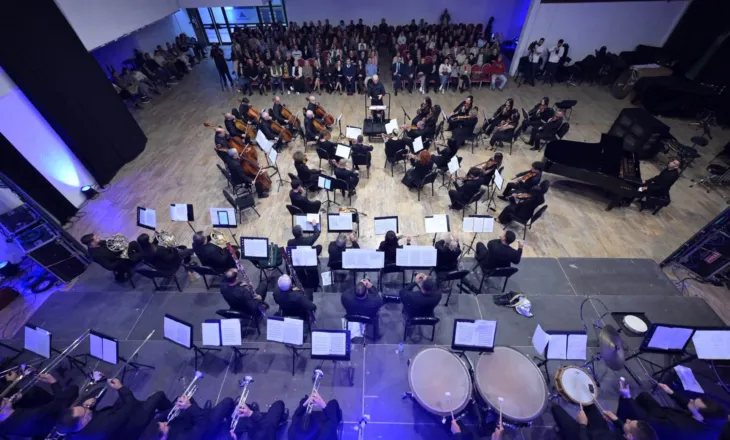 Orkestra e Korçës emocionon publikun e Prishtinës me muzikë shqiptare dhe botërore