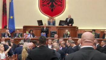 Pa debat dhe mes tensioneve politike dhe përplasjes së deputetëve, Kuvendi miraton shtatë akte me 76 vota!