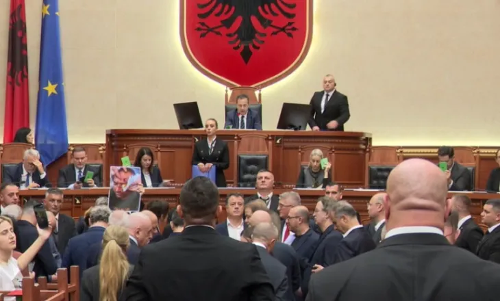 Pa debat dhe mes tensioneve politike dhe përplasjes së deputetëve, Kuvendi miraton shtatë akte me 76 vota!